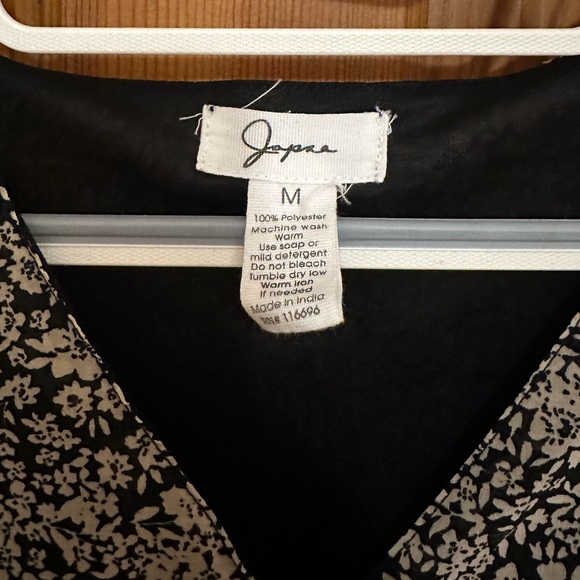 Medium Blouse. Small button in v-neck to hold fabric together! - Picture 4 of 5